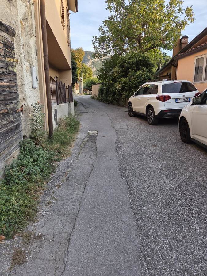 Znižan asfalt ob izkopu / Asfalto abbassato lungo lo scavo