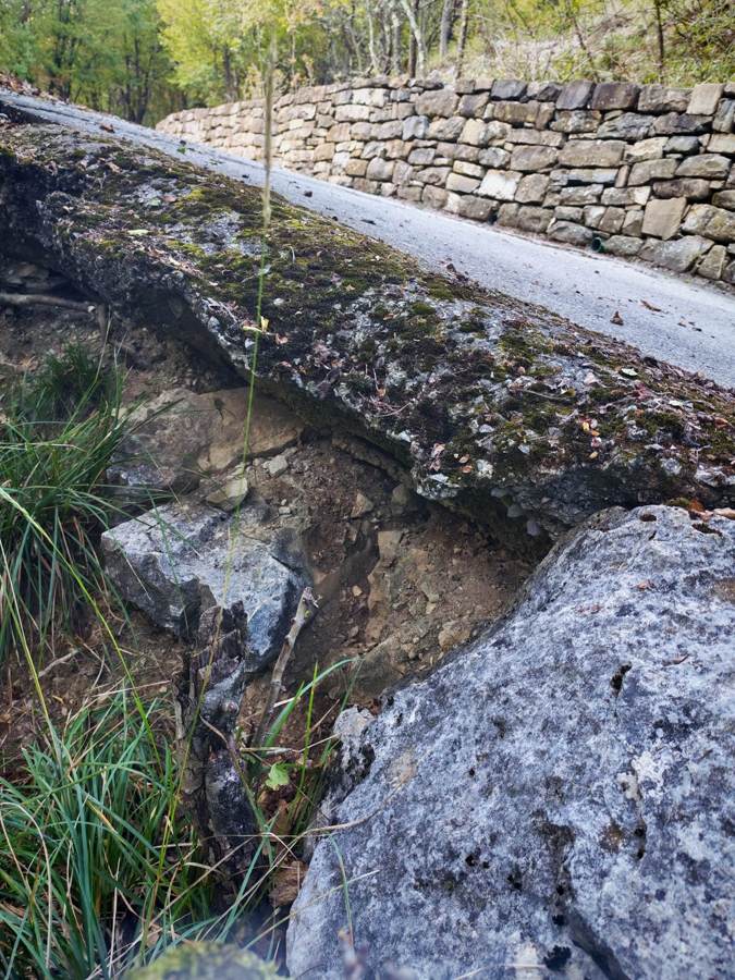 Posedanje pod robom ceste / Cedimento sotto il bordo della strada