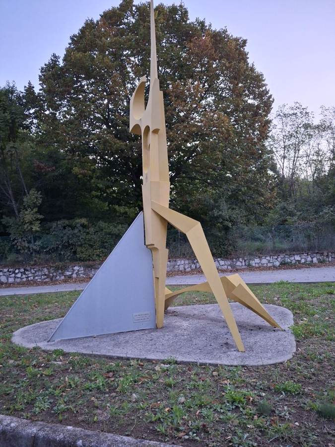 Kip, kjer stanovalci predlagajo svetilko / Scultura dove i residenti chiedono un lampione