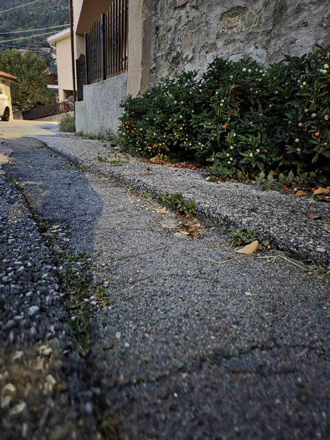 Znižan asfalt ob izkopu / Asfalto abbassato lungo lo scavo