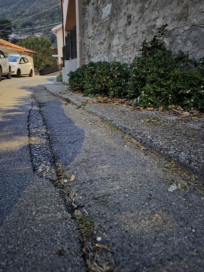 Znižan asfalt ob izkopu / Asfalto abbassato lungo lo scavo