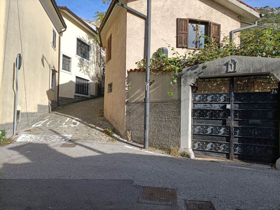Stradina di fronte alla chiesa (civico 74)