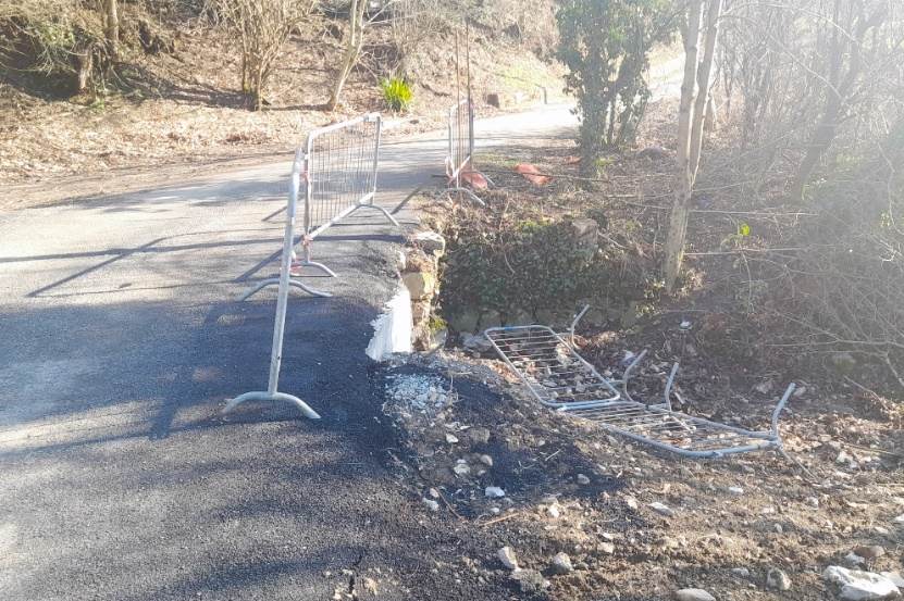 Ovinek z začasnimi ograjami / Curva con transenne